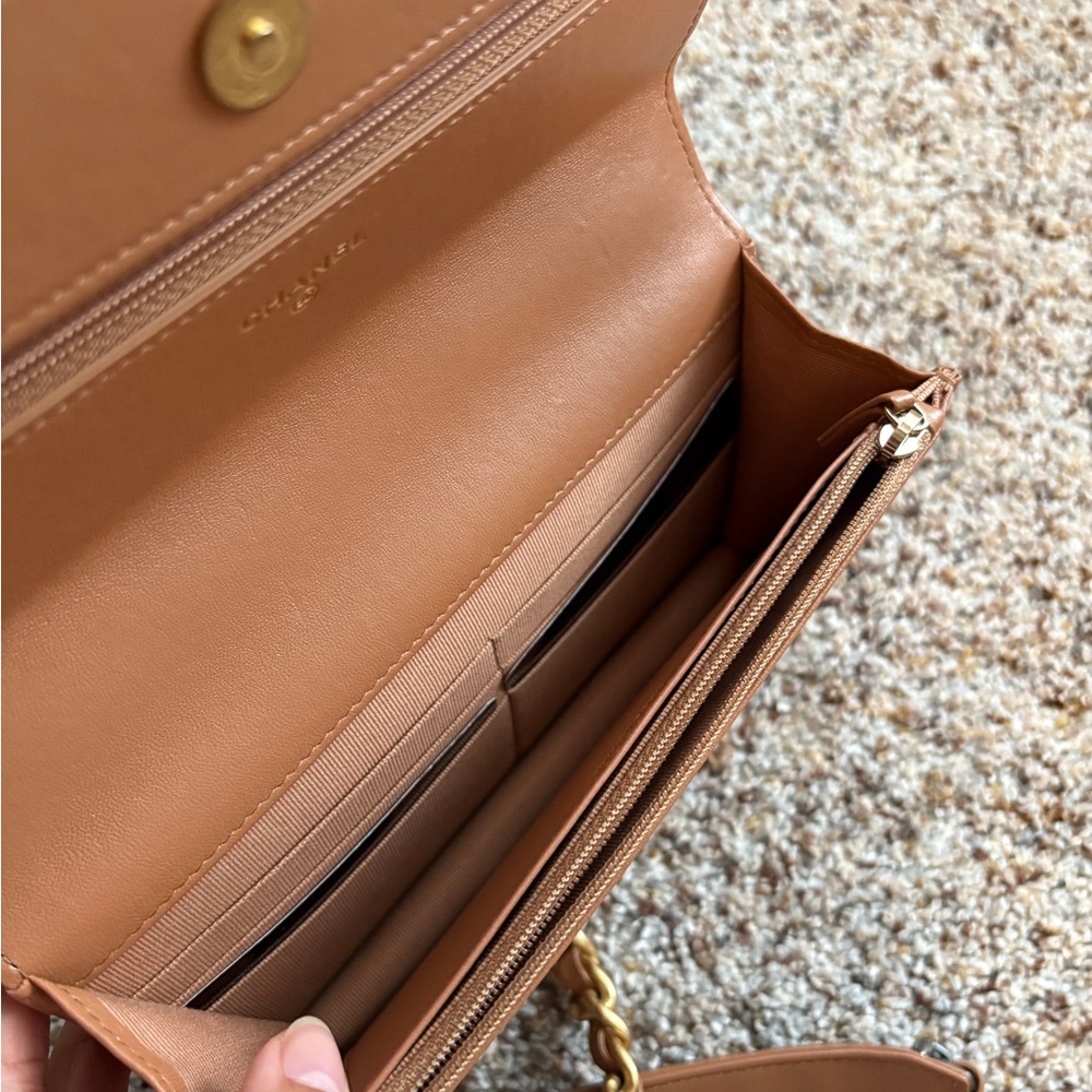 Chanel 19 WOC - Picture 7 of 8